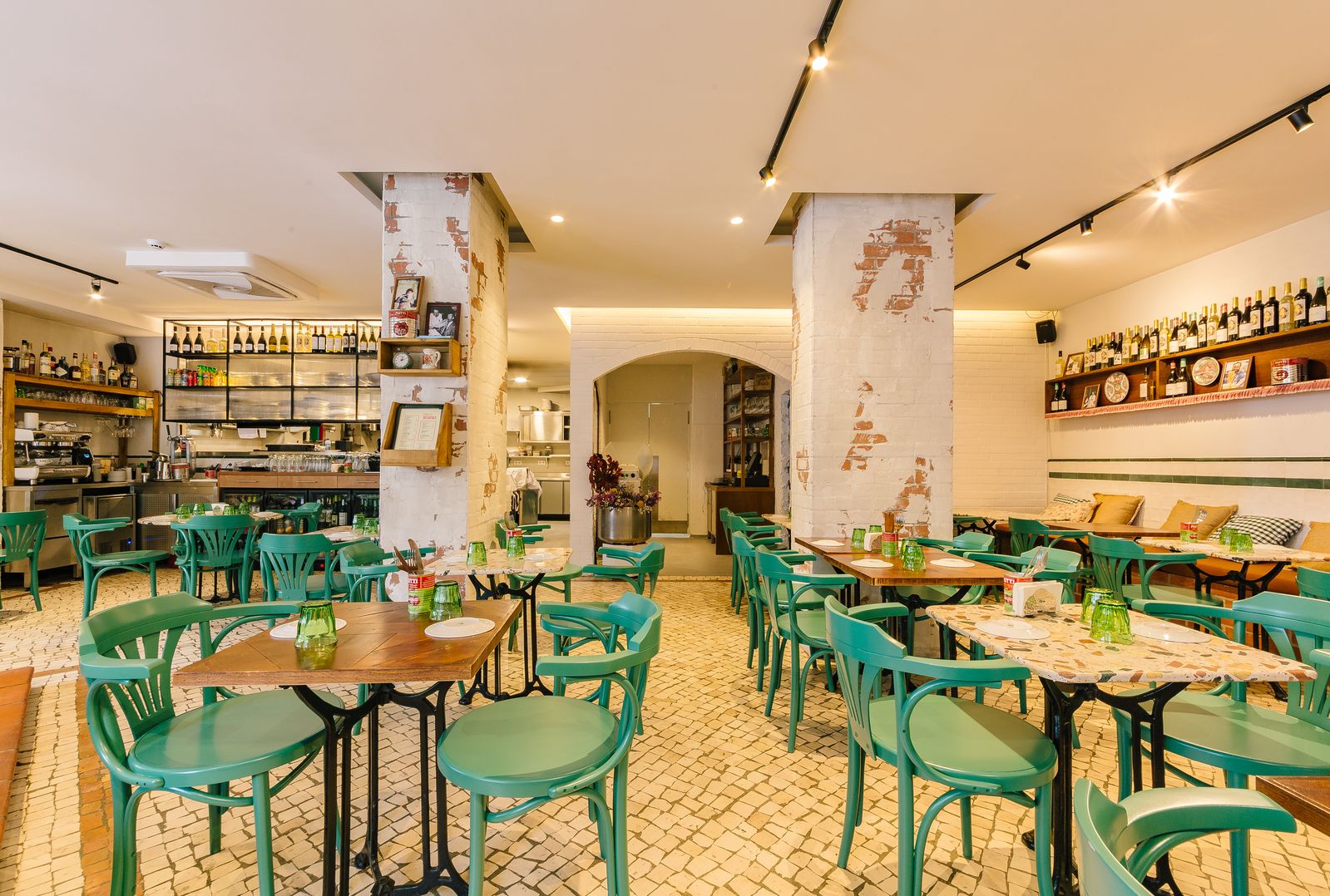 Cose di Mamma Estrada da Luz — turnkey Italian restaurant build, Lisbon