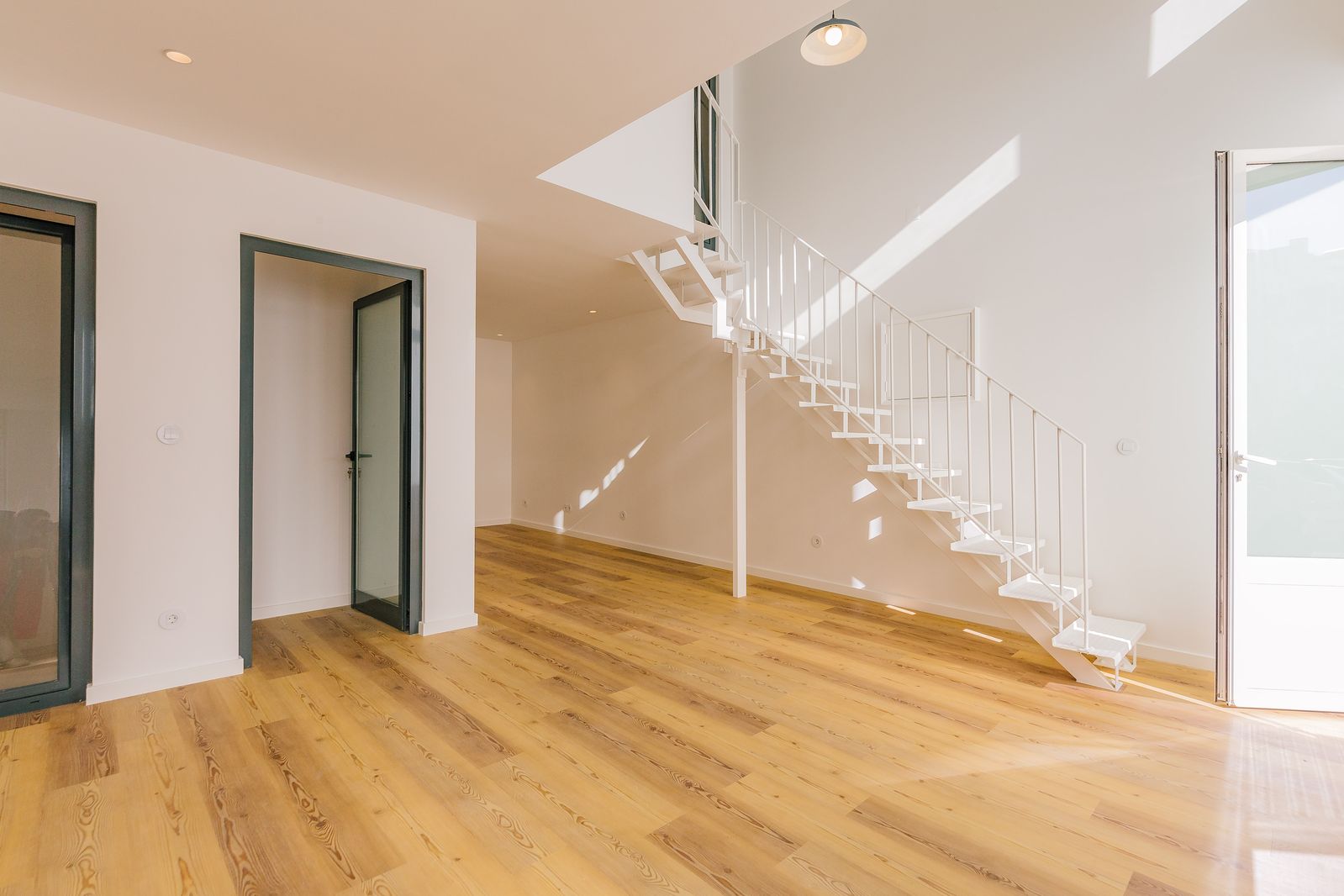 Duplex Sacavém — transformação de armazém em habitação T3 com terraço em Sacavém, Loures